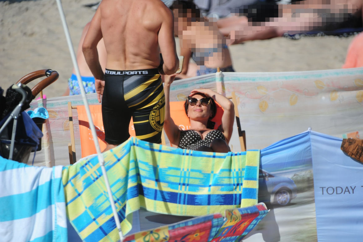 Katarzyna Glinka z rodziną na plaży w Kołobrzegu