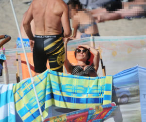 Katarzyna Glinka z rodziną na plaży w Kołobrzegu