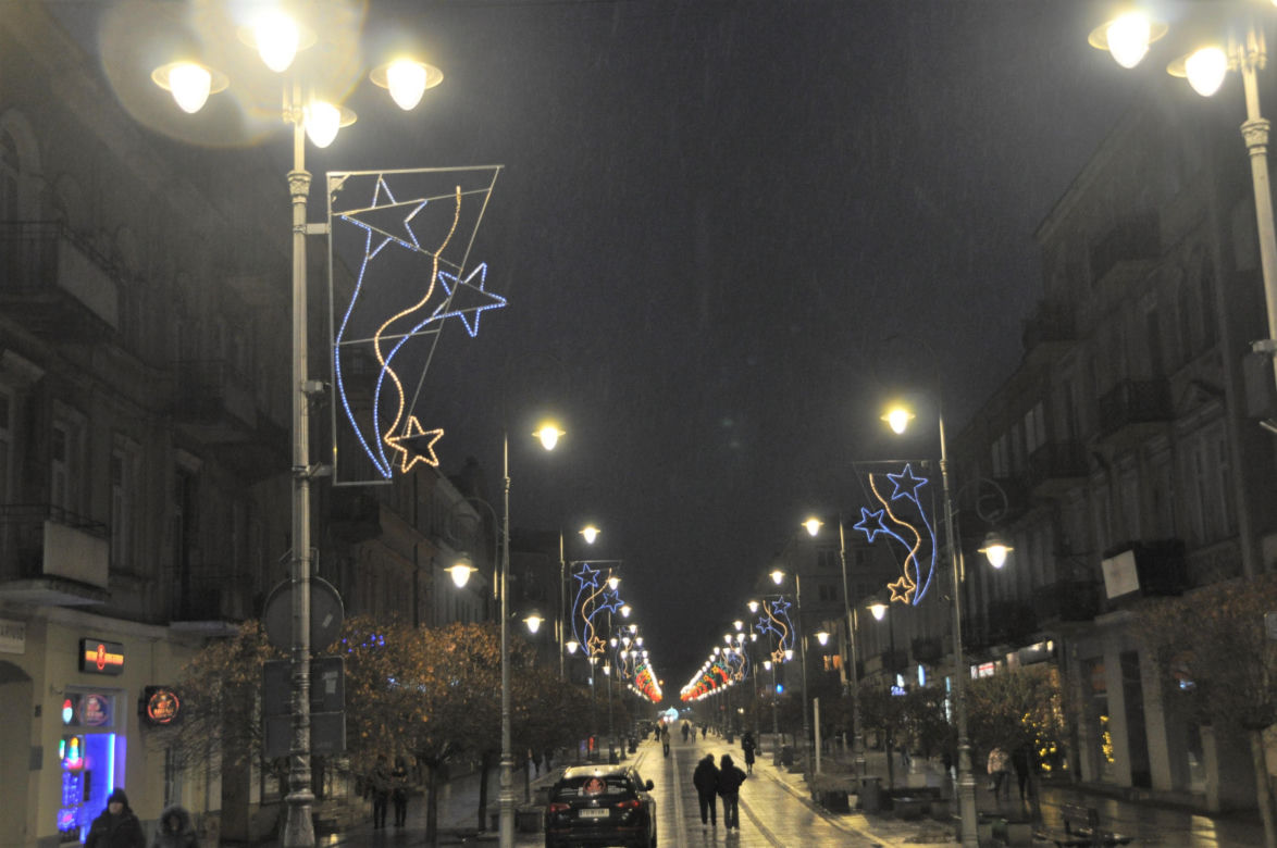 Świąteczne iluminacje na deptaku i Placu Artystów w Kielcach