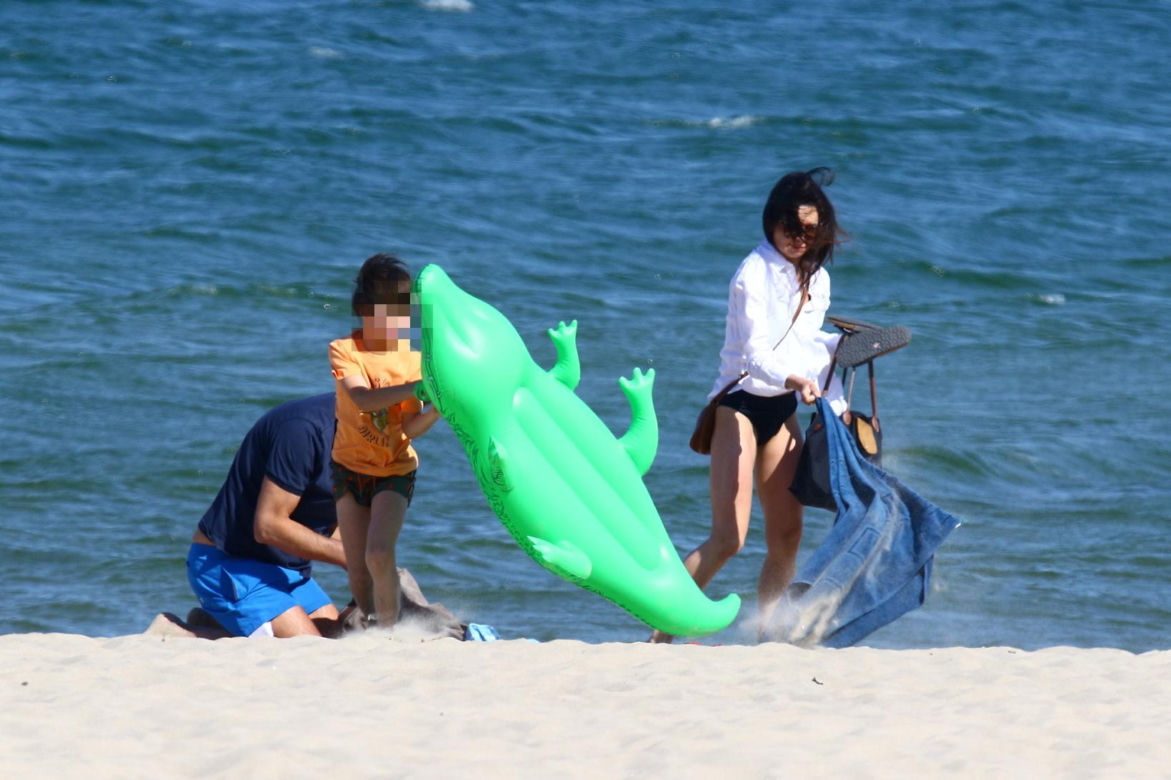 Marta Kaczyńska z mężem i synem na plaży