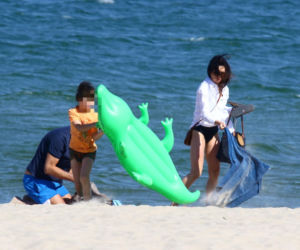 Marta Kaczyńska z mężem i synem na plaży