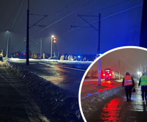 Marznący deszcz sparaliżował Pomorze. Jest tak ślisko, że nawet auto wjechało pod pociąg! 22-latka nie wyhamowała