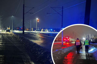 Marznący deszcz sparaliżował Pomorze. Jest tak ślisko, że nawet auto wjechało pod pociąg! 22-latka nie wyhamowała