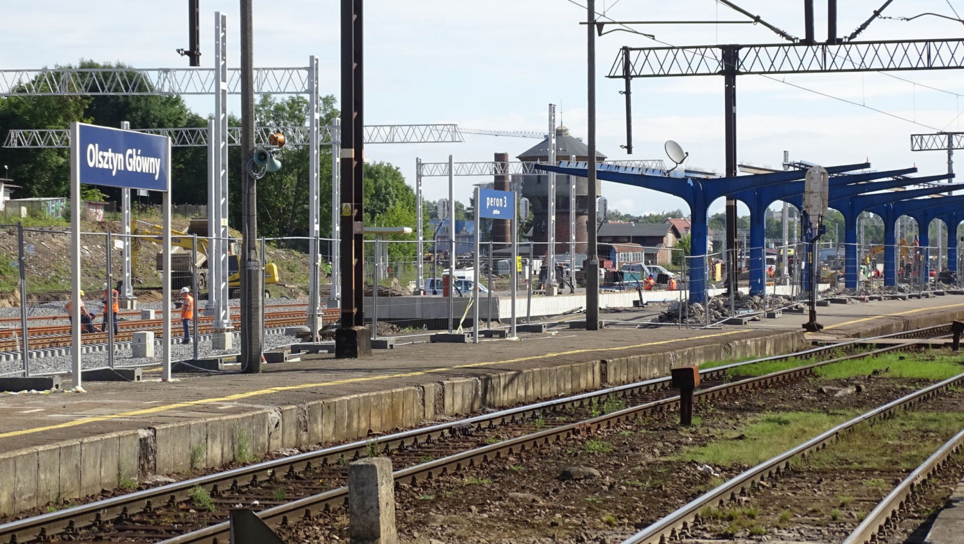 Tak zmienia się stacja PKP Olsztyn Główny. Rośnie konstrukcja nowego peronu, przybywa nowych torów [ZDJĘCIA]