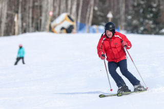 Poseł Wójcik szusuje w kasku