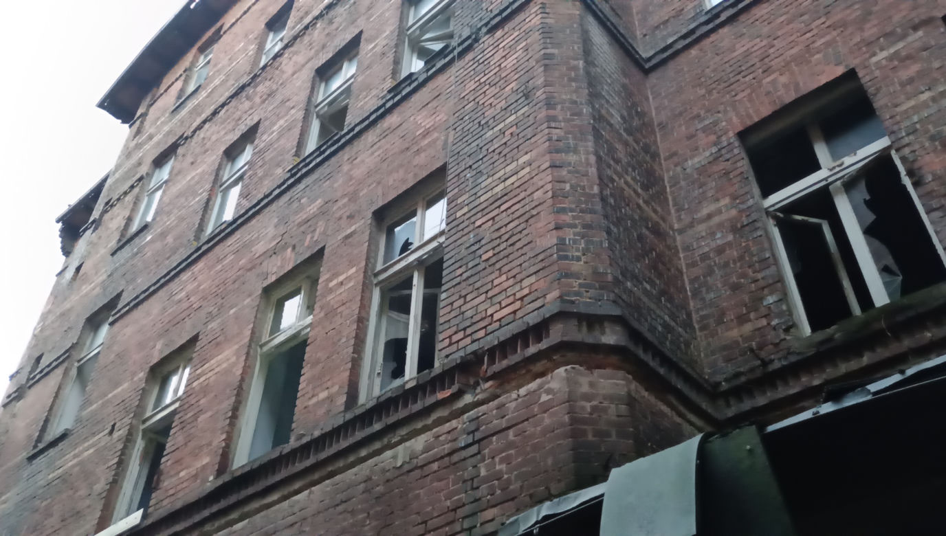 Opuszczona kamienica w centrum Chorzowa. Kto w niej mieszka?
