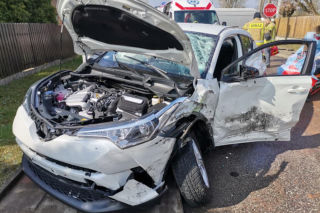 Zderzenie volkswagena z toyotą na skrzyżowaniu. Kobieta w szpitalu [ZDJĘCIA]