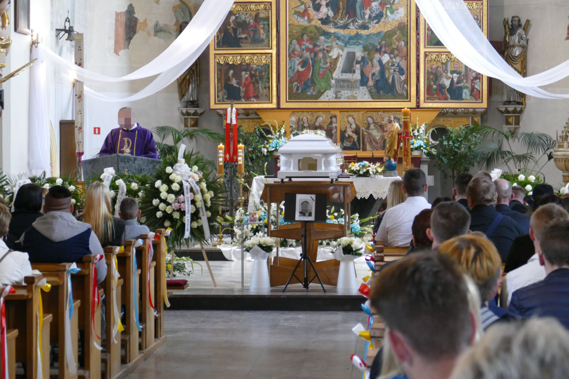Zginęłaś, jak ścięty kwiat. Pogrzeb Oliwii zamordowanej w domu dziecka