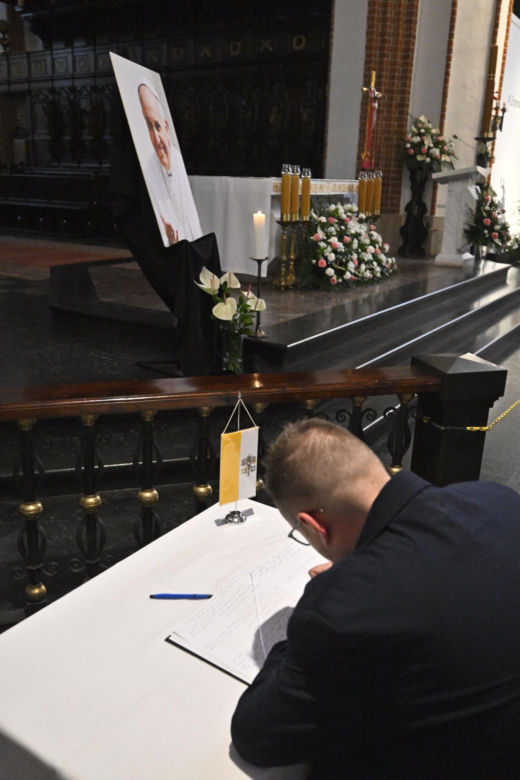 Warszawa żegna papieża Franciszka. Poruszające wpisy w Archikatedrze 