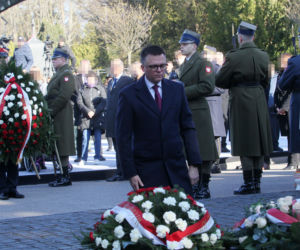 Hołowania klęknął przed grobem ofiary katastrofy smoleńskiej