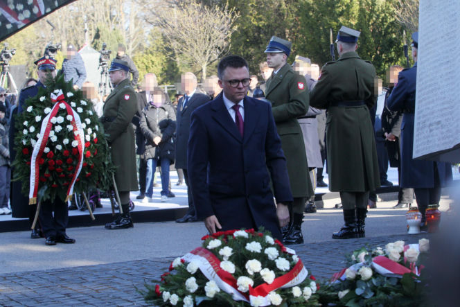 Hołowania klęknął przed grobem ofiary katastrofy smoleńskiej