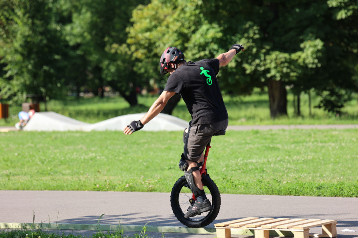 Monocyklowy trial w Parku Ludowym w Lublinie w ramach Europejskiej Konwencji Żonglerskiej