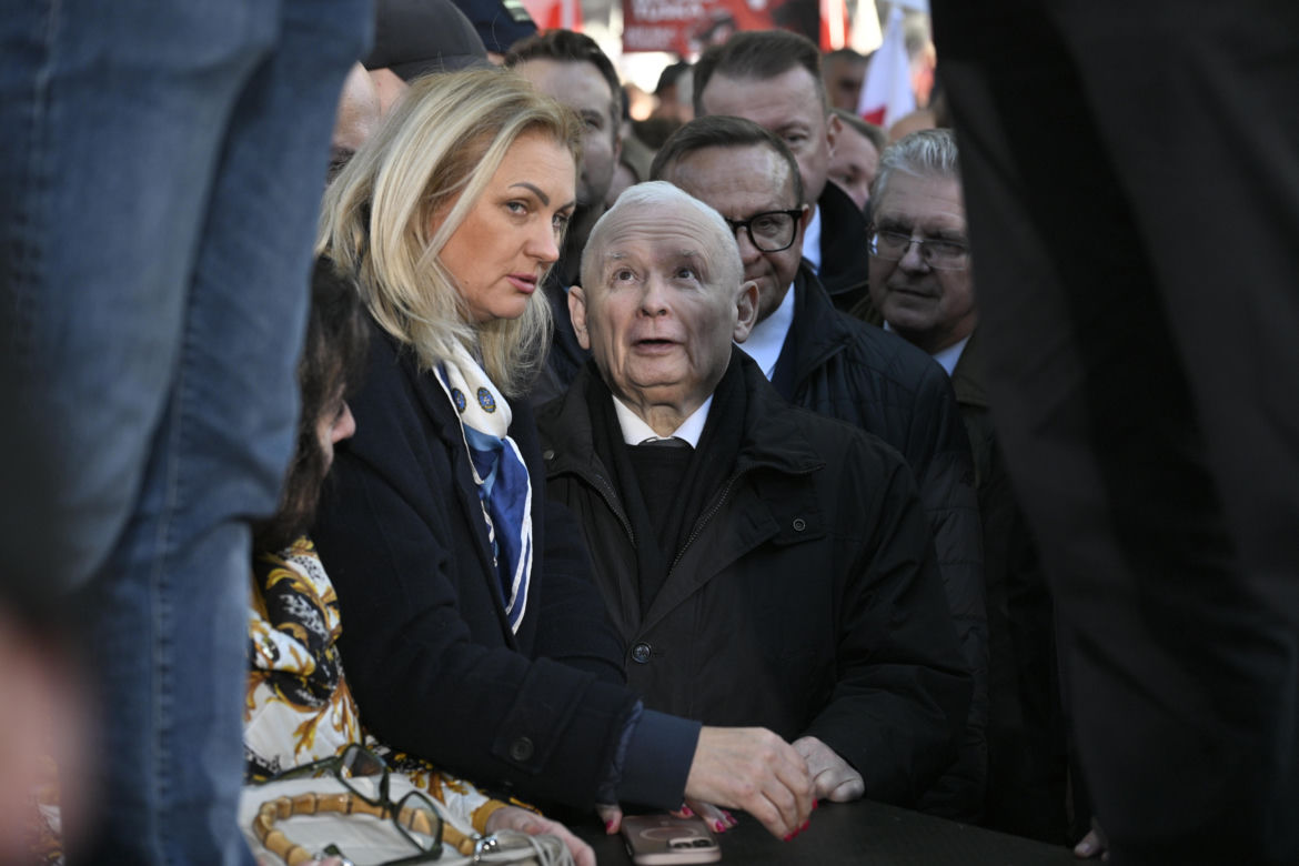 Jarosław Kaczyński w trakcie protestu przed Trybunałem Konstytucyjnym