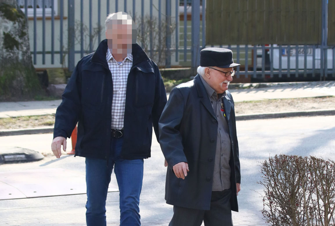 Lech Wałęsa daje pieniądze pod kościołem