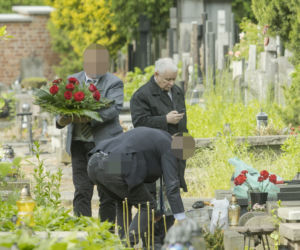 Kaczyński na cmentarzu. Pojechał uczcić mamę