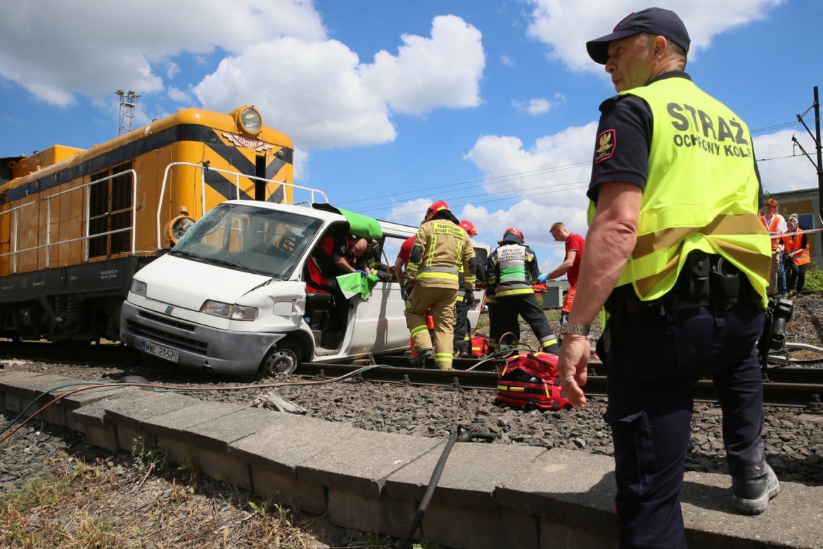 Pociąg masakruje osobowego busa na przejeździe kolejowym