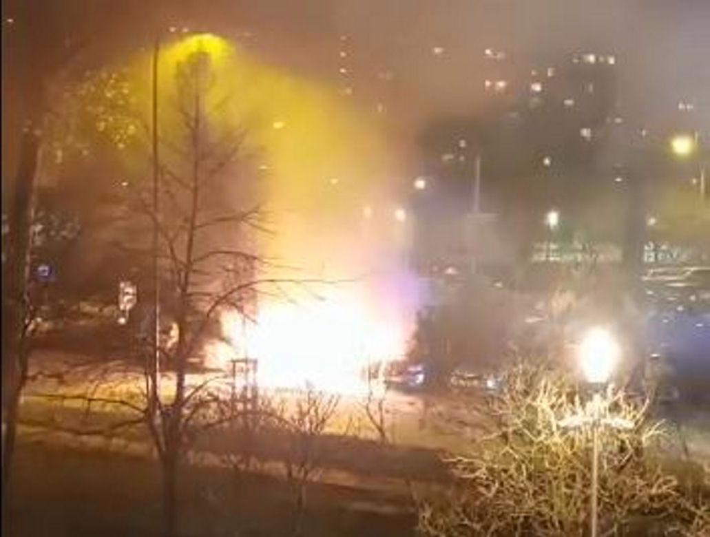 Ogromny pożar na Bródnie, samochód płonął jak pochodnia