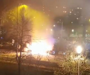 Ogromny pożar na Bródnie, samochód płonął jak pochodnia