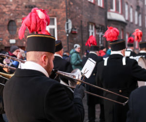 Barbórka 2025. Pobudka górnicza na Nikiszowcu w wykonaniu Orkiestry Wieczorek