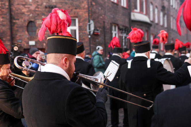 Barbórka 2025. Pobudka górnicza na Nikiszowcu w wykonaniu Orkiestry Wieczorek