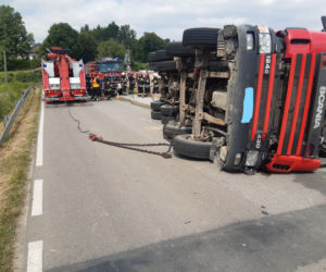 Przewrócona ciężarówka w Rzuchowej