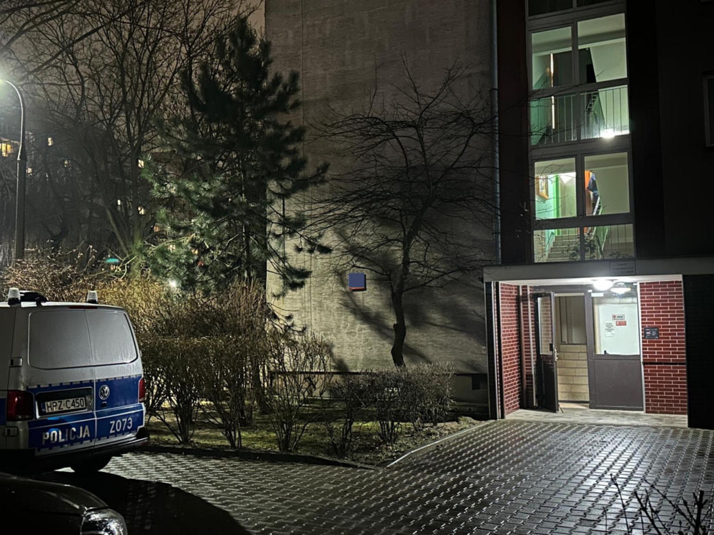 Makabryczne odkrycie w Warszawie. W mieszkaniu znaleziono ciało ojca i syna