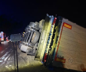 Ciężarówka z tytoniem wpadła do rowu