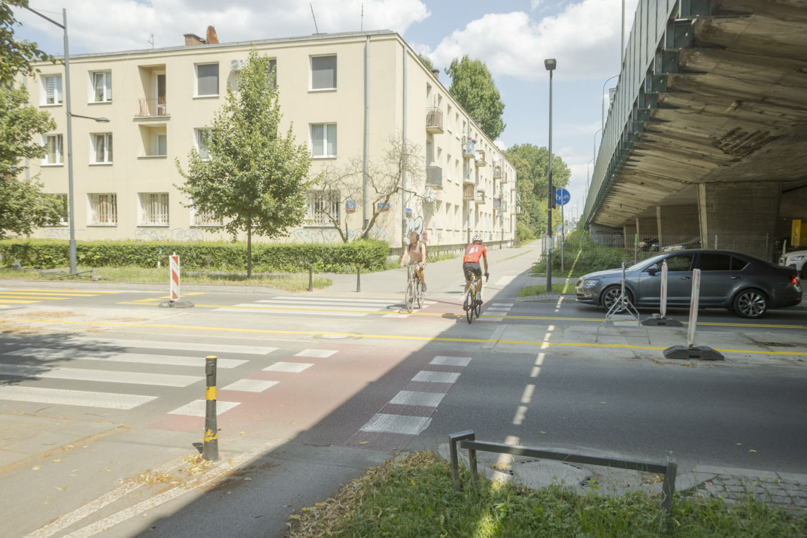 Droga rowerowa grozy przy Trasie Łazienkowskiej. Drogowcy nie chcą nic poprawiać 