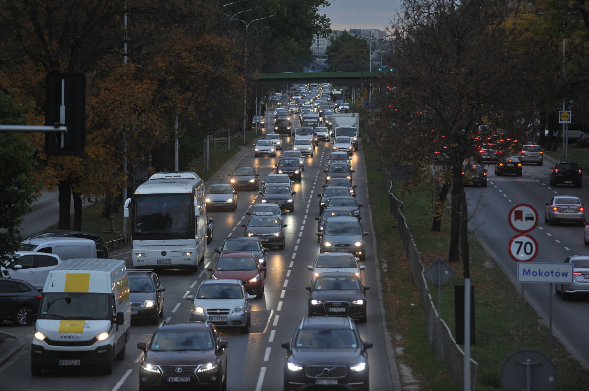 8 kilometrów w 48 minut. Tyle zajęło nam wyjechanie z Mokotowa