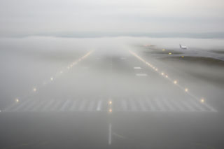 Kraków Airport sparaliżowany przez mgłę. Czy podróżni odzyskają loty?