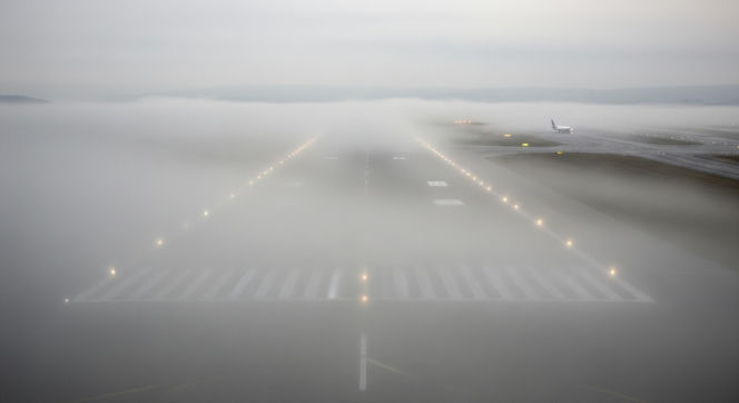 Kraków Airport sparaliżowany przez mgłę. Czy podróżni odzyskają loty?