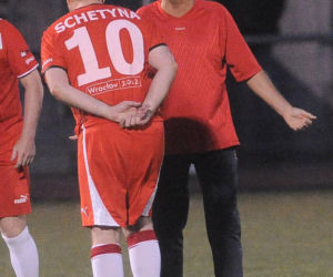 Donald Tusk gra w piłkę