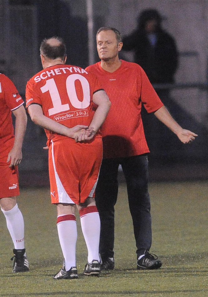 Donald Tusk gra w piłkę