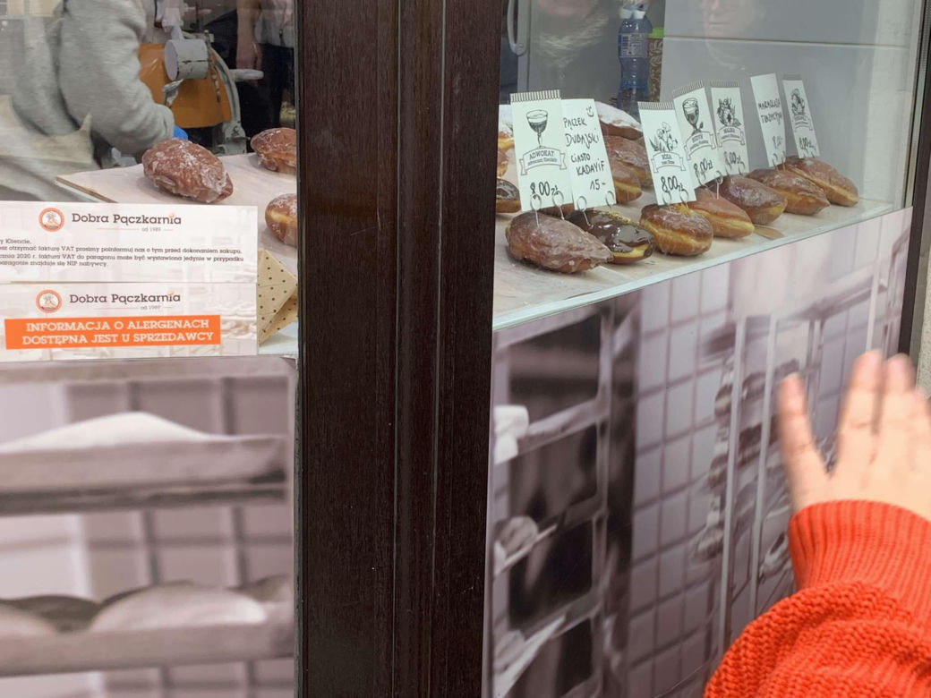 Bydgoszczanie stoją w kolejkach po pączki. Te z powidłami i konfiturą różaną wygrywają!