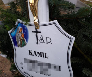 Grób Kamila tonie w kwiatach
