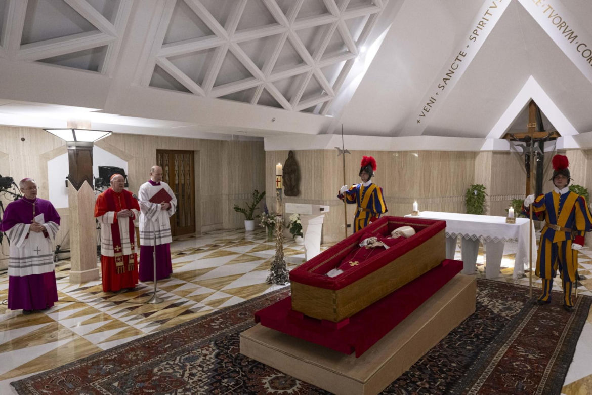 Trumna z ciałem papieża wystawiona w kaplicy Domu Świętej Marty