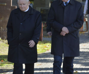 Jarosław Kaczyński na Powązkach i przed pomnikiem brata. Prezes PiS nie zapomina o kolejnej miesięcznicy