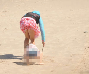 Anna Guzik z rodziną na plaży