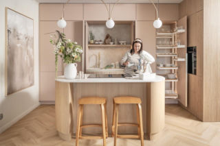 Kaszmirowa kuchnia z drewnem i małą wyspą. Zlew i ekspres można schować w szafie!