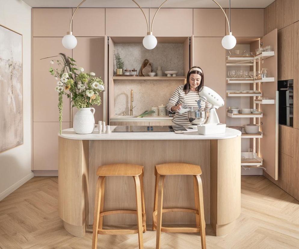 Kaszmirowa kuchnia z drewnem i małą wyspą. Zlew i ekspres można schować w szafie!
