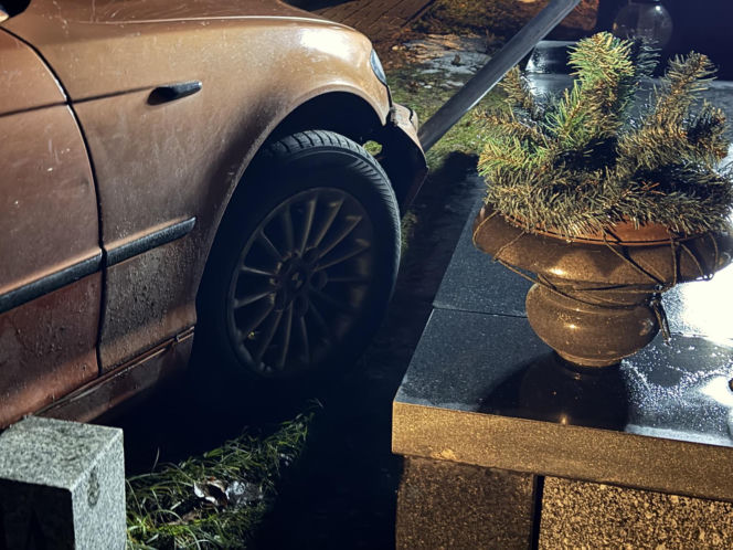 Uciekał przed policją i wjechał na cmentarz