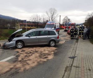 Jedna osoba w szpitalu po WYPADKU w Kąclowej! Peugeot TOTALNIE rozbity!