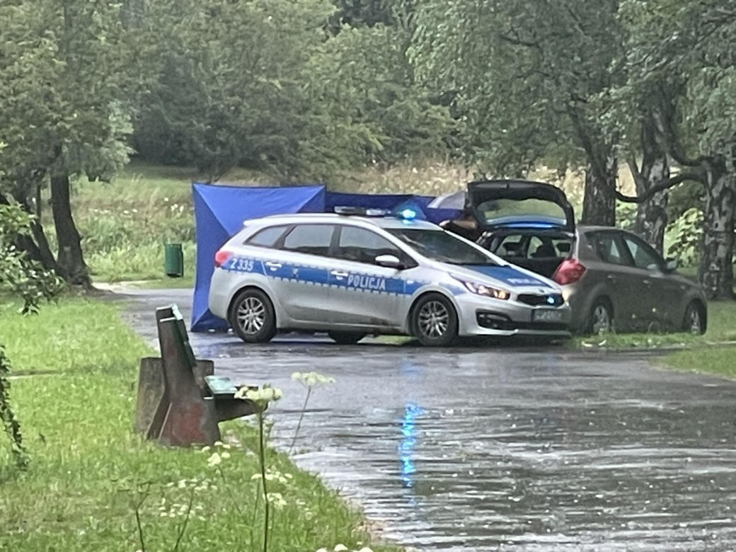 Leżał na ławce bez oznak życia. Ratunek przyszedł za późno