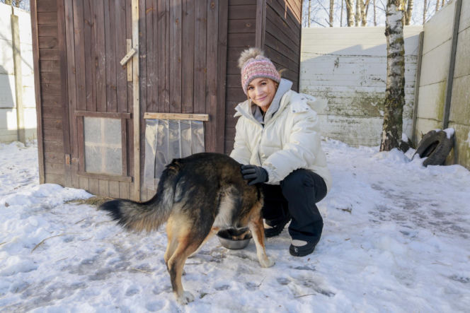 Marta Krupa z pomocą dla zwierząt. Nakarmiła psy i koty w potrzebie