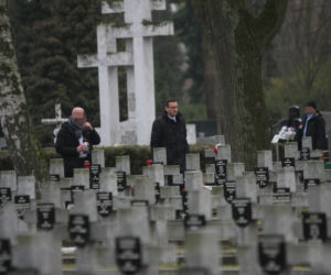 Premier modlił się przy grobie ojca