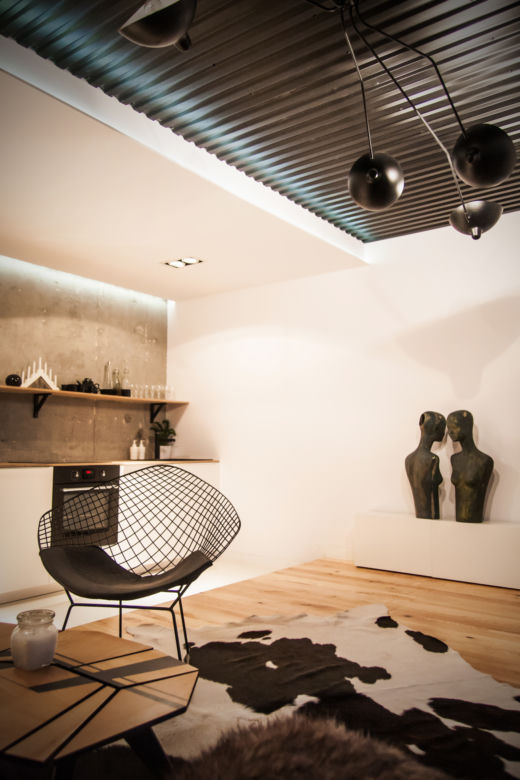 Nietypowy sufit w salonie