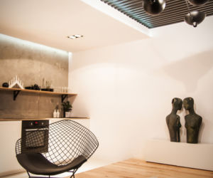 Nietypowy sufit w salonie