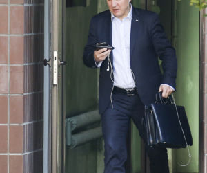 Kurski rozmawia przez 3 telefony