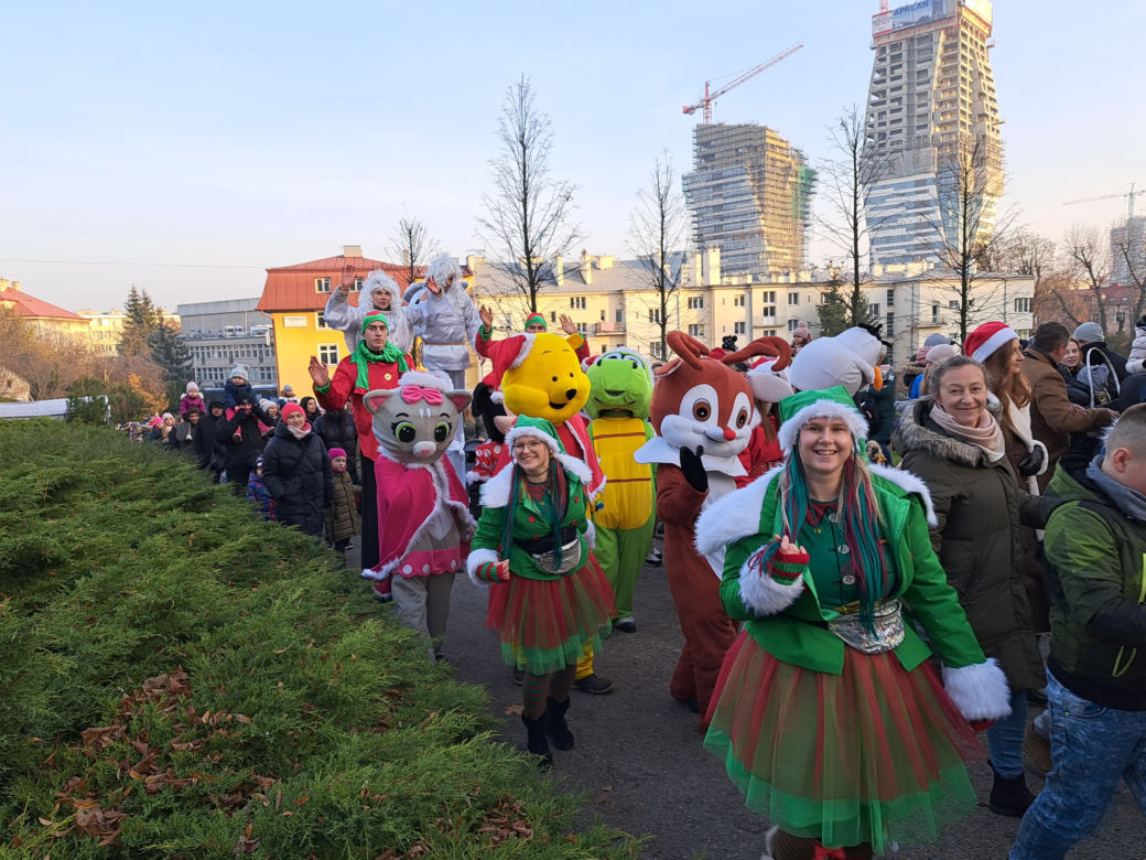 Parada Św. Mikołaja w Rzeszowie. Tłumy dzieci na spotkaniu ze Świętym na Rynku