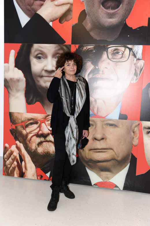  Przyłapaliśmy Grocholę, gdy robiła to na kontrowersyjnym wernisażu. Zdjęcia mówią wszystko